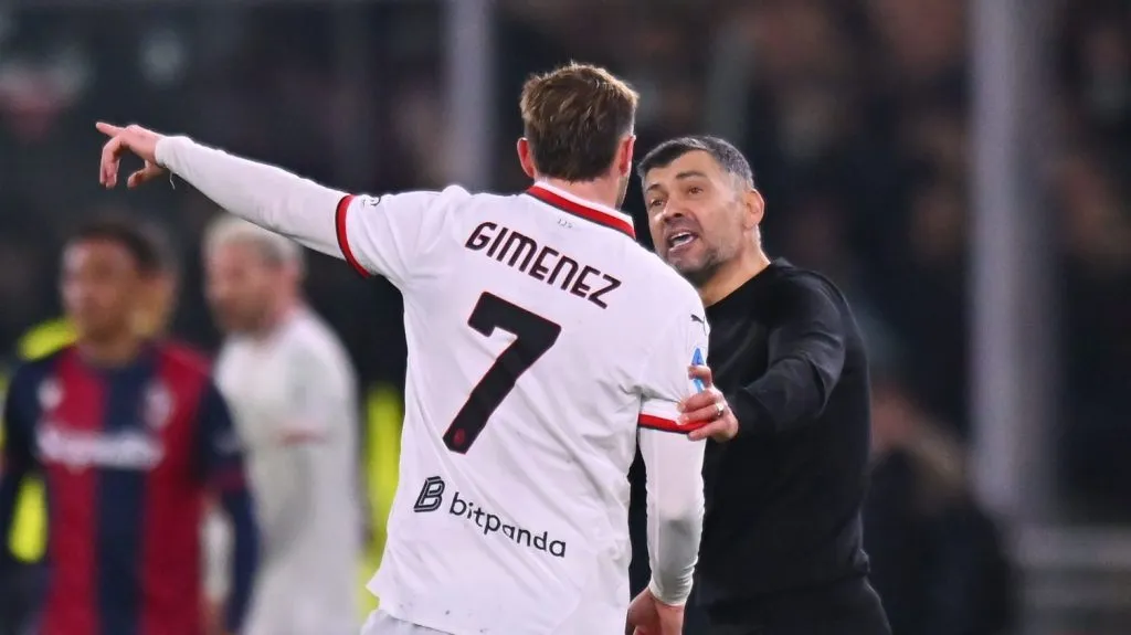 Santiago Giménez y su DT, que no lo pone seguido [Foto: Getty]