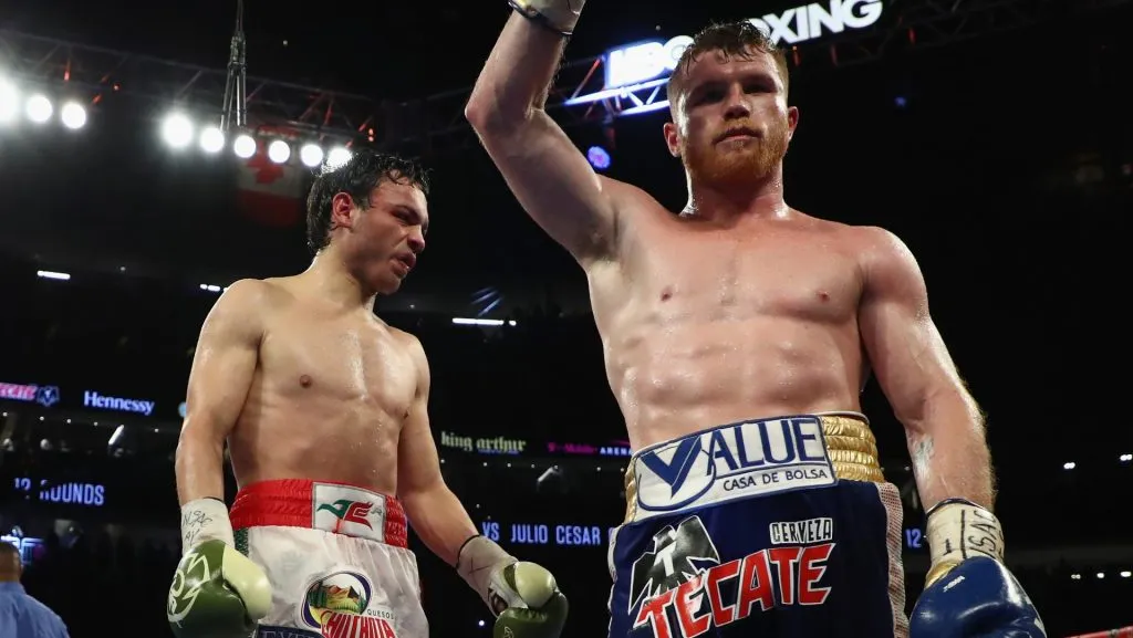 Canelo Álvarez y Julio César Chávez Jr. se enfrentaron en el año 2017. (GETTY IMAGES)