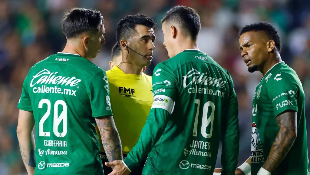 James Rodríguez fue expulsado por agredir verbalmente al réferi ante Rayados.