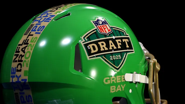 Casco exhibido durante la primera ronda del Draft de la NFL 2025