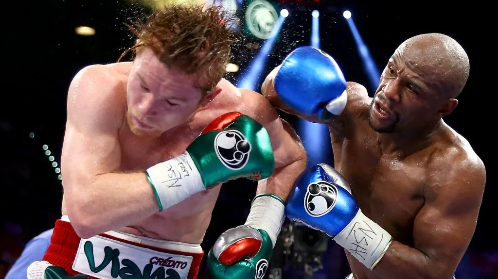 Floyd Mayweather derrotó a Canelo Álvarez en 2013. (GETTY IMAGES)