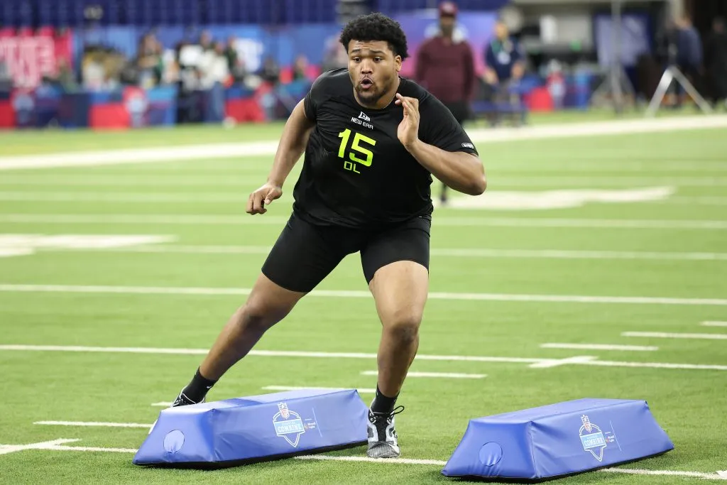 Derrick Harmon mencionó a su madre como un ejemplo de resiliencia. (Getty Images)