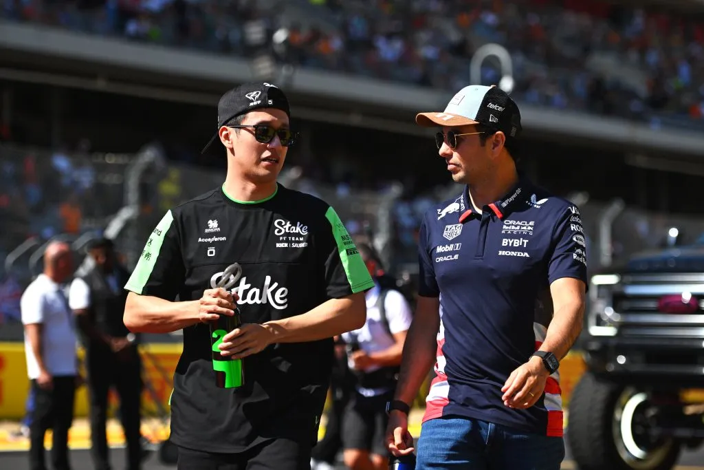 Guanyu Zhou y Checo Pérez en 2024 (GETTY IMAGES)