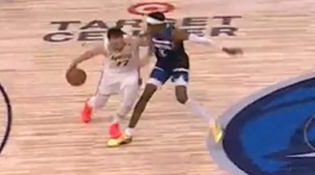 La falta que no le cobraron a Doncic en Wolves vs. Lakers. (Foto: NBA)