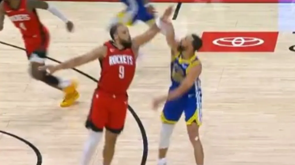 Dillon Brooks y Stephen Curry en Playoffs. (Foto: X / @NBCSWarriors)