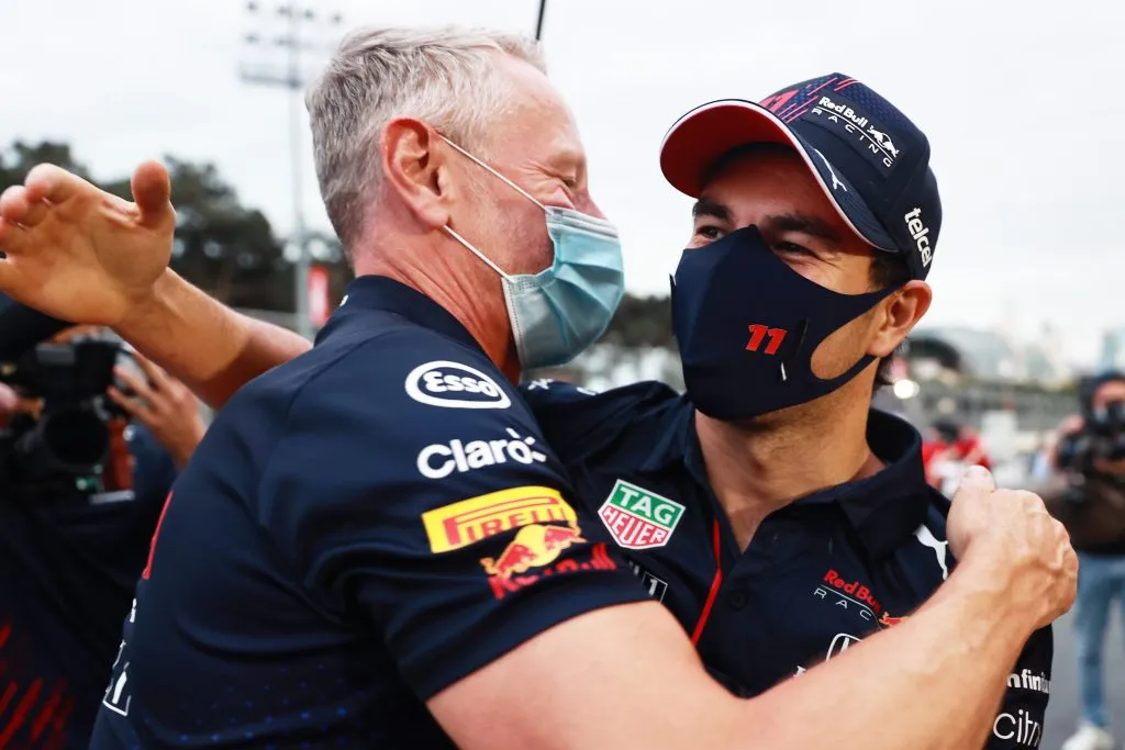 Jonathan Wheatley se abraza con Checo Pérez (GETTY IMAGES)