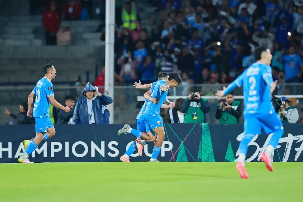 El festejo de todo Cruz Azul con el gol de la victoria [Foto: Getty]