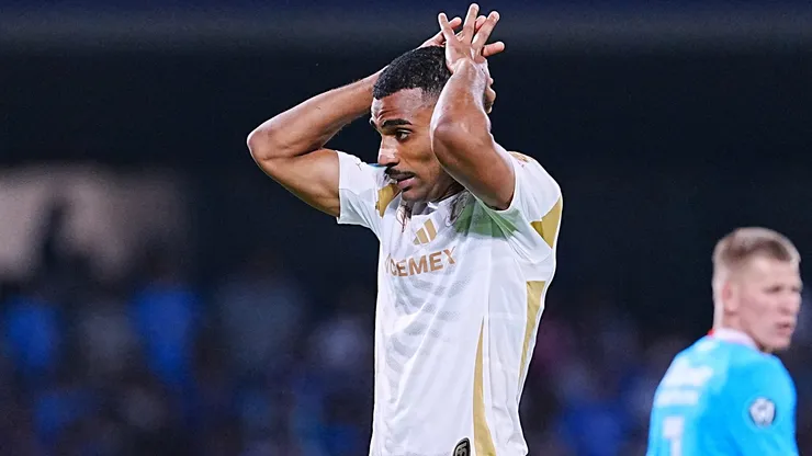 Joaquim, zaguero de Tigres, se lamenta en la eliminación de Tigres frente a Cruz Azul.