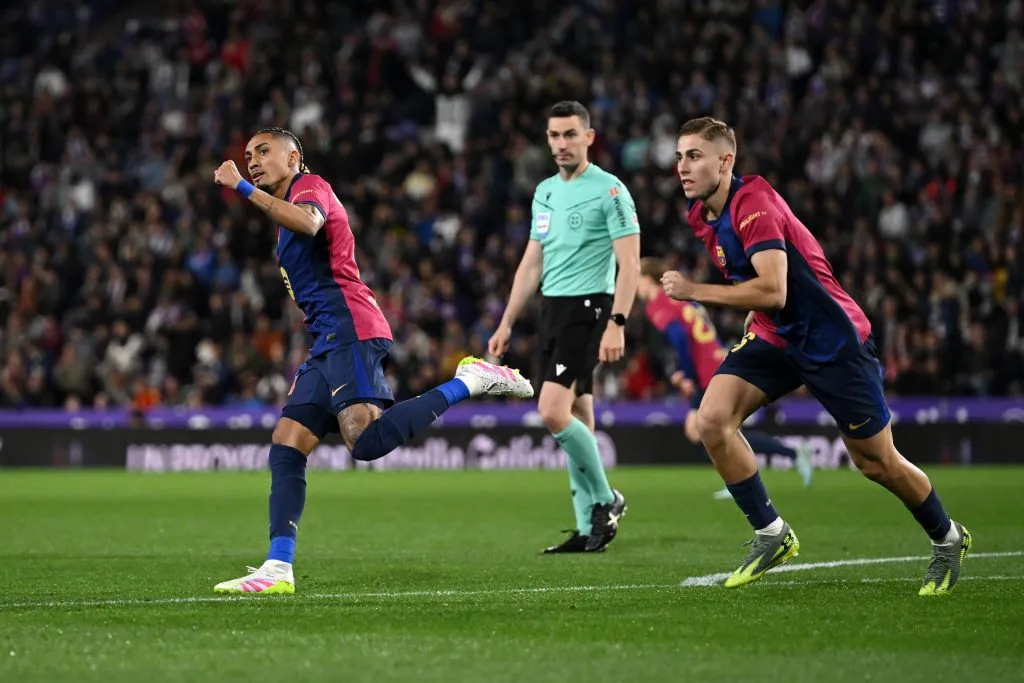 Raphinha y Fermín López anotaron los goles de la remontada blaugrana ante Valladolid. (Getty Images)