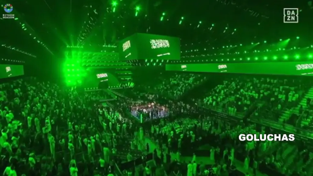El estadio de Arabia Saudita no luce lleno en la pelea de Canelo vs. Skull. [Captura]