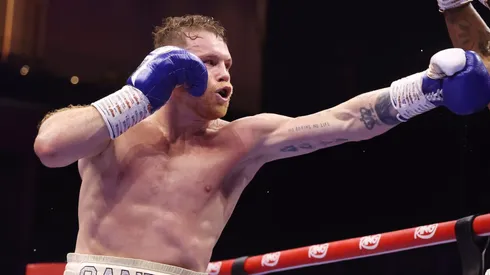 Canelo Álvarez venció por tarjetas a William Scull en Arabia Saudita