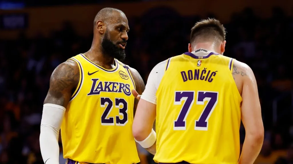 LeBron James y Luka Doncic. (Foto: Getty Images)