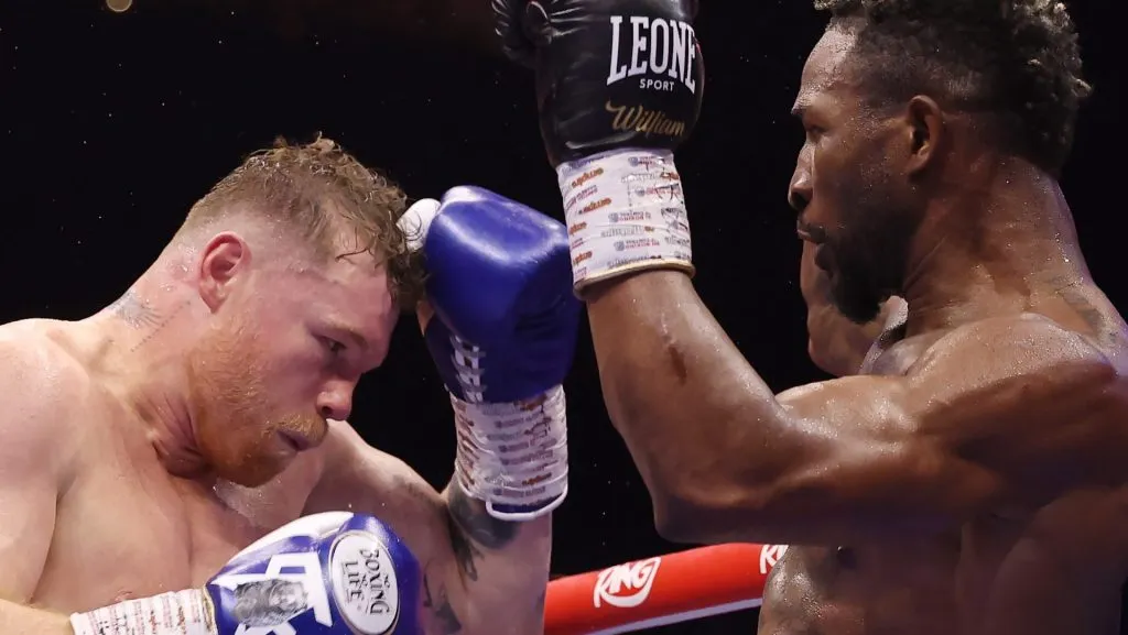 Canelo Álvarez superó a William Scull y recuperó el trono indiscutido de las 168 libras.