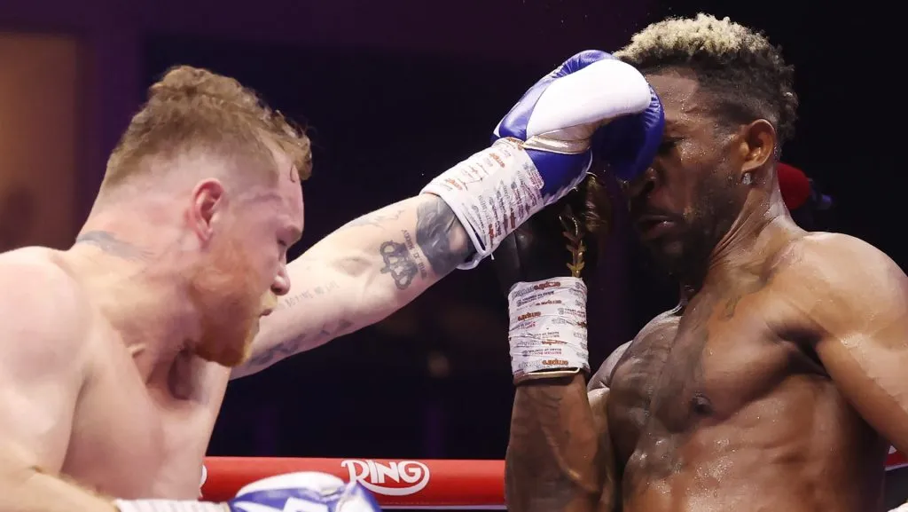 Canelo Álvarez y William Scull protagonizaron el duelo estelar en Riad, Arabia Saudita. (GETTY IMAGES)