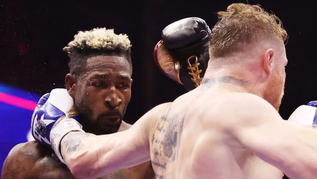 William Scull se dedicó a defenderse ante Canelo Álvarez y fue duramente criticado. (GETTY IMAGES)