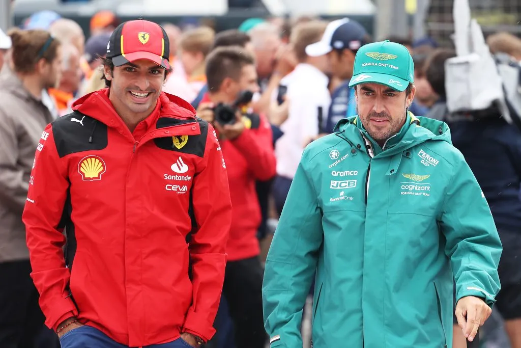 Carlos Sainz sonríe junto a Fernando Alonso (GETTY IMAGES)