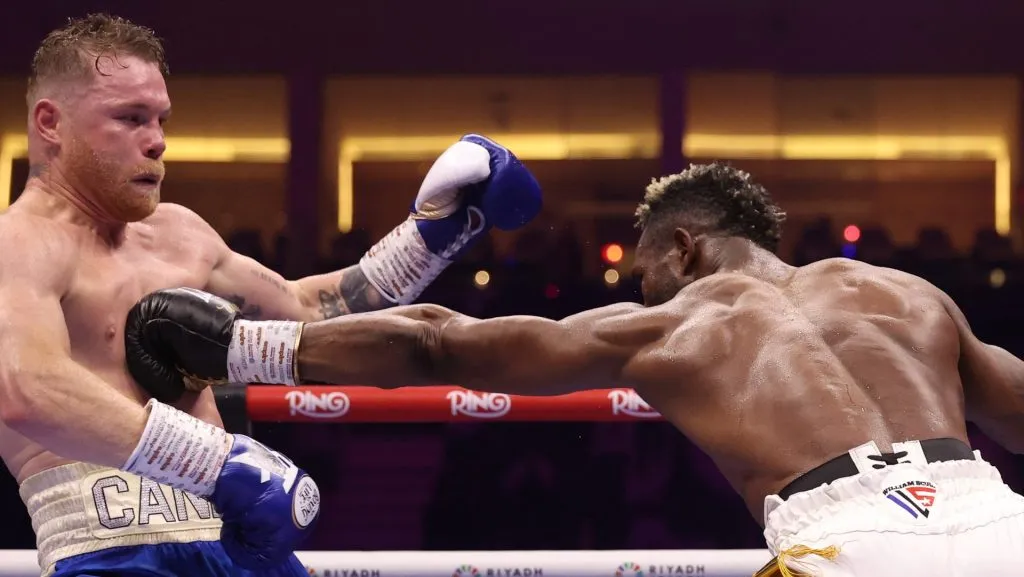 William Scull mantuvo todo el tiempo posible lejos a Canelo Álvarez. (GETTY IMAGES)