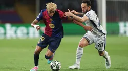 Lamine Yamal escapa a la marca de Hakan Çalhanoğlu en el empate 3-3 en el juego de ida de los cuartos de final de la Champions League 2024-2025.