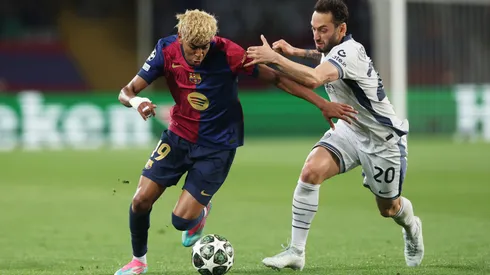 Lamine Yamal escapa a la marca de Hakan Çalhanoğlu en el empate 3-3 en el juego de ida de los cuartos de final de la Champions League 2024-2025.