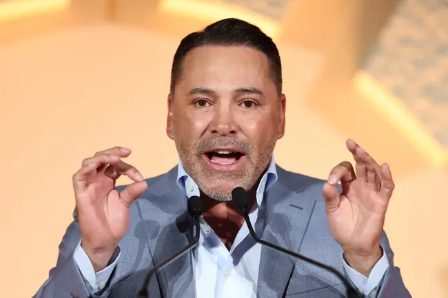 Óscar de la Hoya publicó un video en sus redes sociales con críticas hacia Canelo Álvarez. (Getty Images)