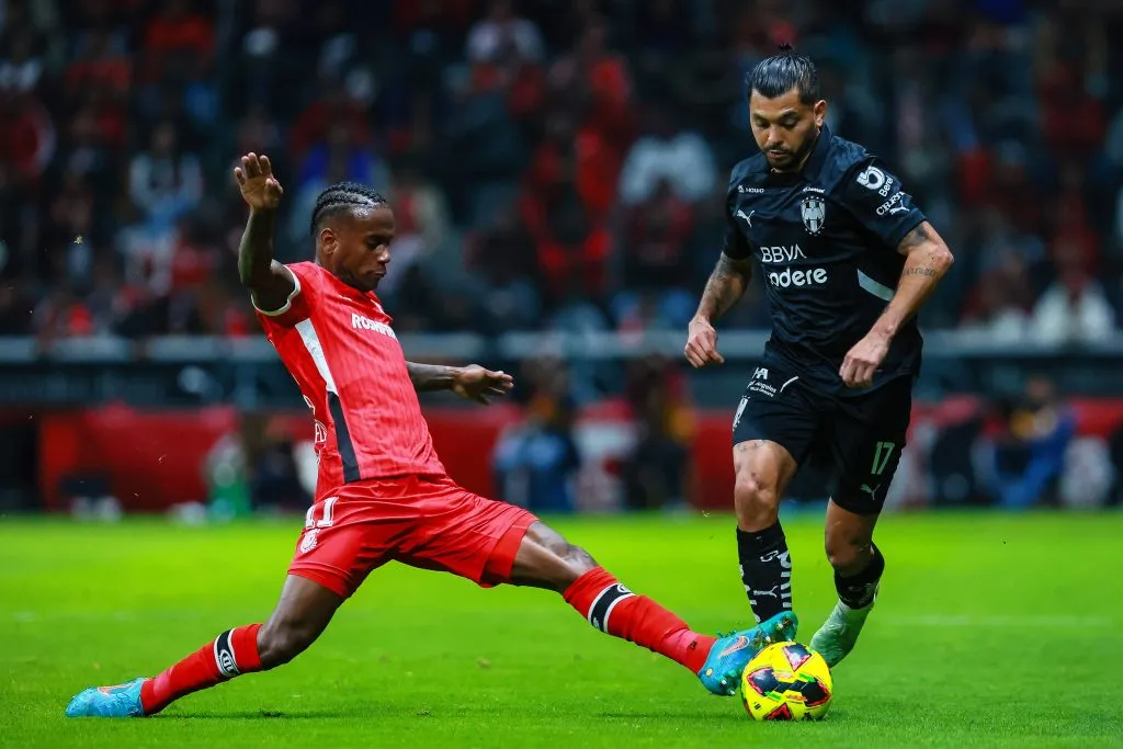 Helio Nunes disputa un balón con Jesús Corona (GETTY IMAGES)