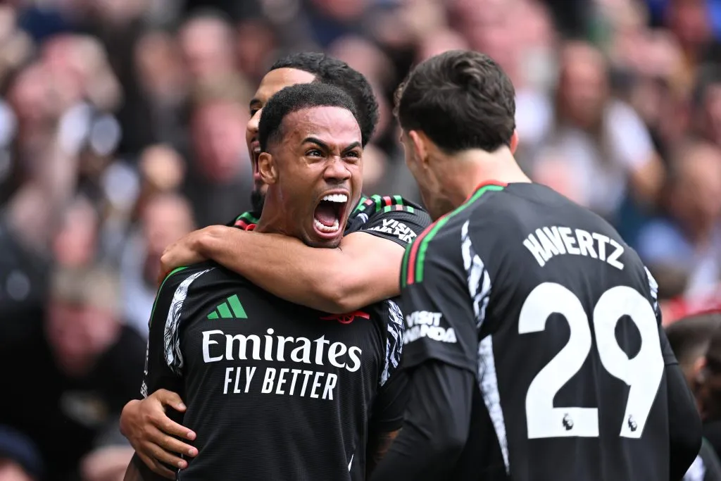 Gabriel Magalhaes celebra un gol junto a Kai Havertz y William Saliba (GETTY IMAGES)