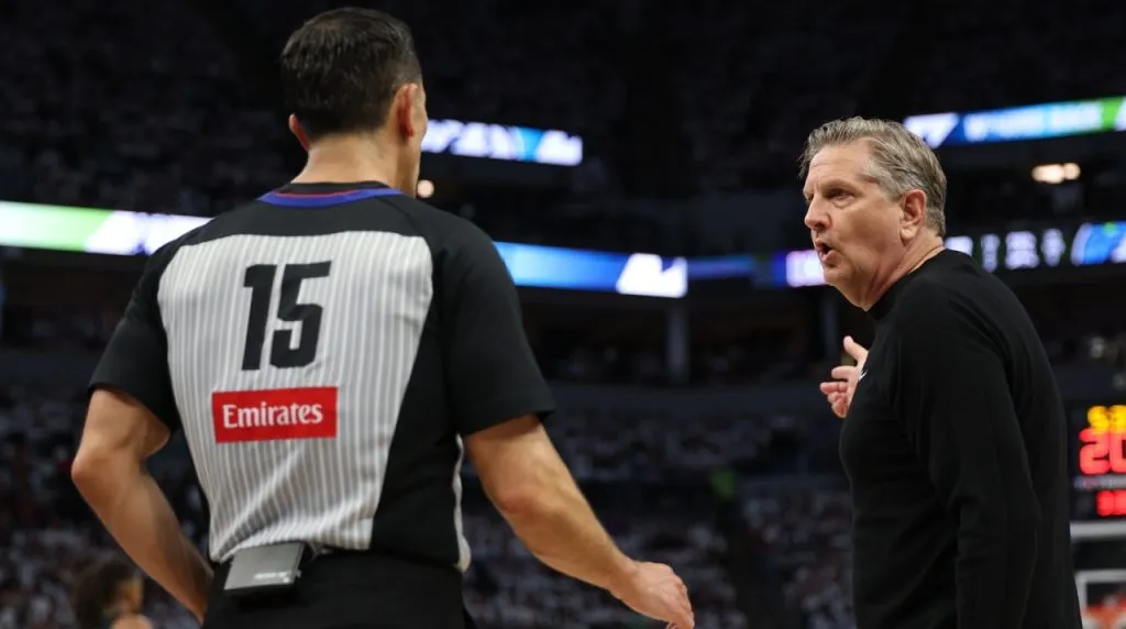 Chris Finch (der.) entrenador de los Wolves. (Foto: Getty Images)