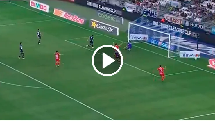 Autogol de Rayados para que Toluca abra el marcador.
