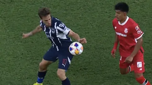 Un gol de Rayados fue anulado por una mano de Sergio Canales en el inicio del a jugada
