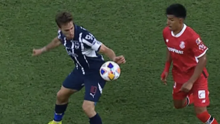 Un gol de Rayados fue anulado por una mano de Sergio Canales en el inicio del a jugada