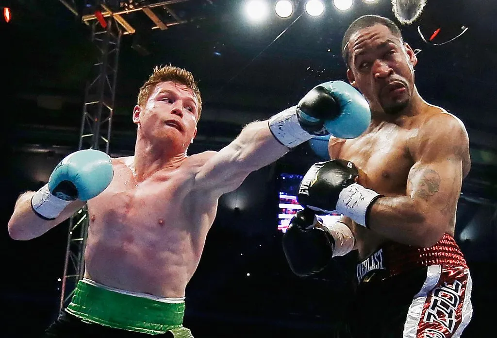 Canelo Álvarez noqueó a James Kirkland en el tercer asalto en la pelea que tuvieron en 2015. (GETTY IMAGES)
