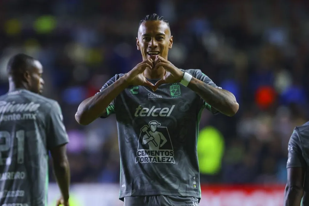 Jhonder Cádiz aguarda su turno desde el banquillo [foto: Getty]