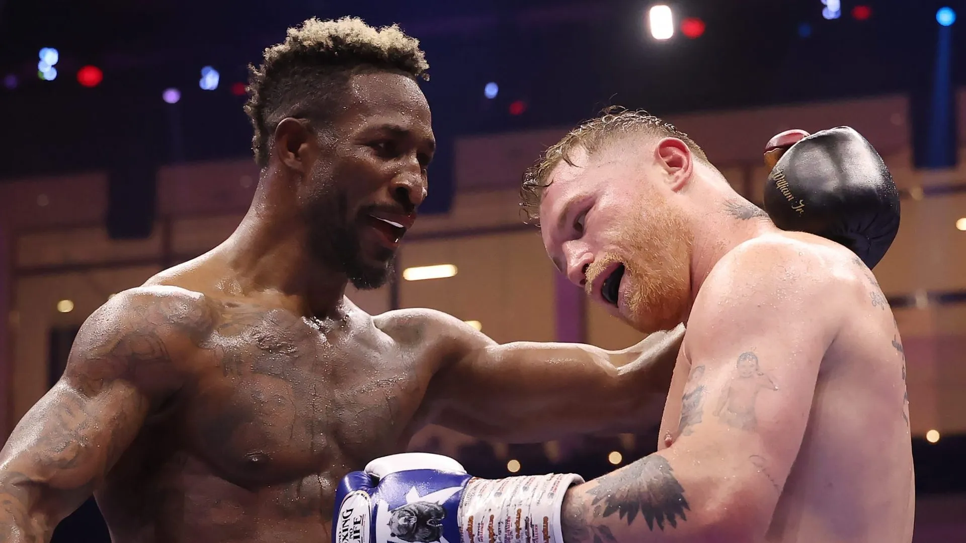 William Scull y Canelo Álvarez durante su pelea en Arabia Saudita (Getty Images)