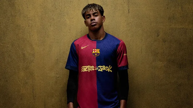 Lamine Yamal posando con la playera exclulsiva (FC Barcelona)