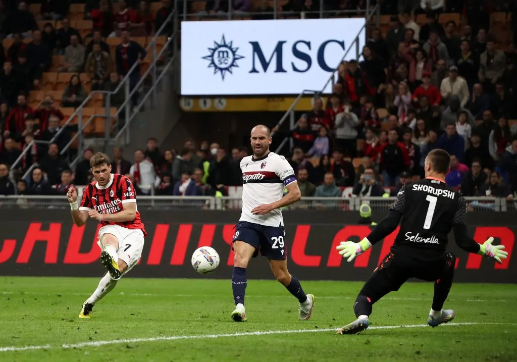 Santiago Giménez en uno de sus goles ante Bologna (Getty Images)