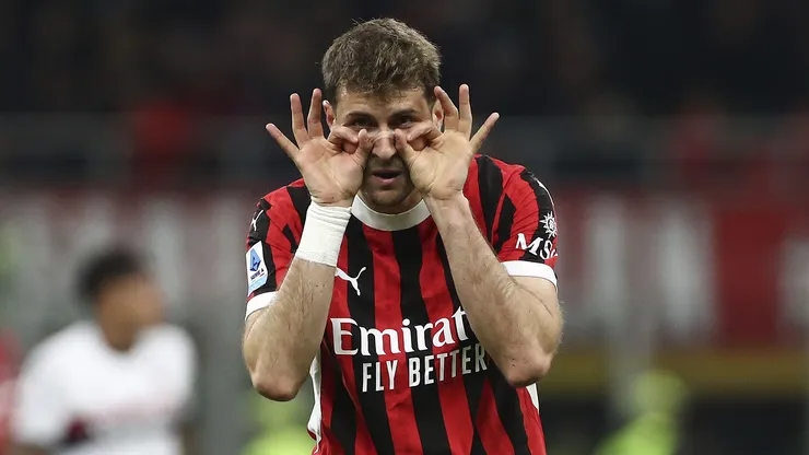 Santiago Giménez convirtió su primer doblete con Milan