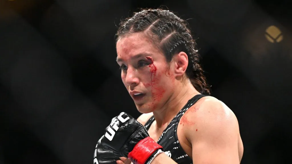 Alexa Grasso terminó muy herida en su pelea ante Natalia Silva en UFC 315. (GETTY IMAGES)