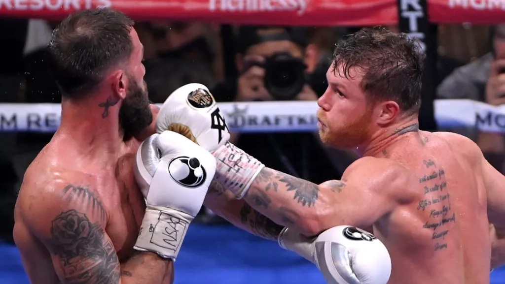 Canelo Álvarez y Caleb Plant se enfrentaron en 2021 y el mexicano se llevó la victoria por nocaut. (GETTY IMAGES)