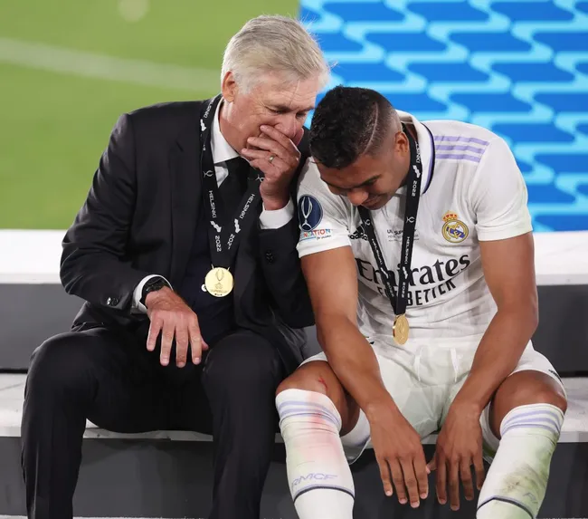 Carlo Ancelotti junto a Casemiro en Real Madrid (GETTY IMAGES)