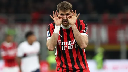 Santiago Giménez anotó dos goles en el reciente partido de Milan vs Bologna.