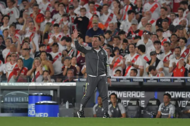 Gabriel Milito en cancha de River, uno de sus ‘hijos’ futbolísticos [Foto: Getty]