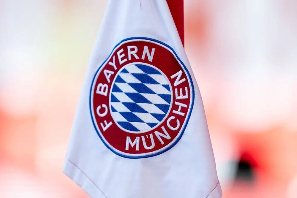 bandera con logo del Bayern Múnich, favoritos a ganador del Mundial de Clubes 2025