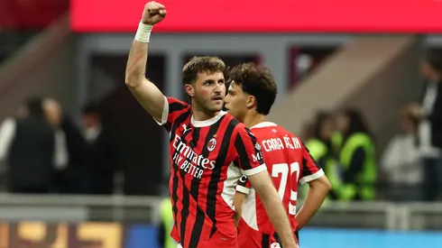 Santiago Giménez es suplente en Milan vs. Bologna