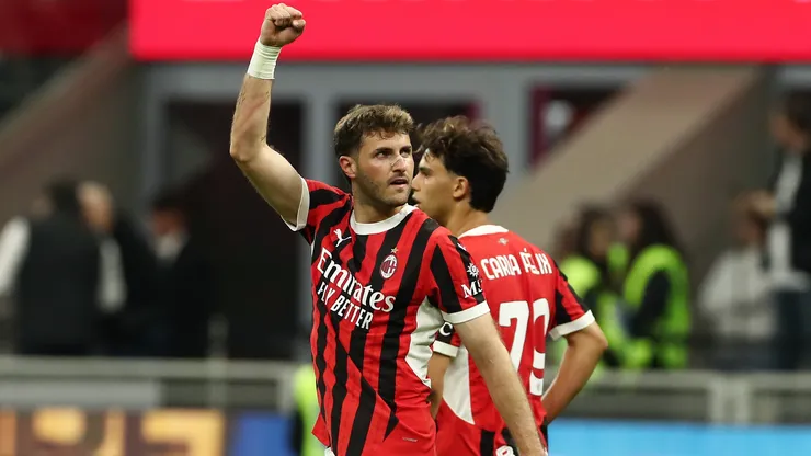 Santiago Giménez es suplente en Milan vs. Bologna