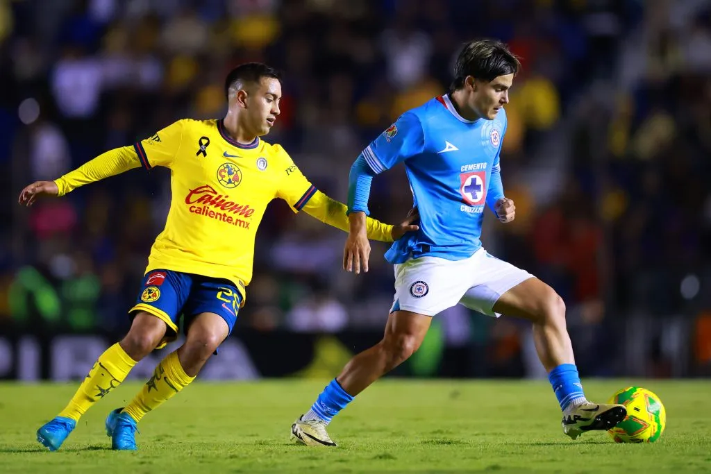 Erick Sánchez persigue a Luka Romero en América vs. Cruz Azul (GETTY IMAGES)