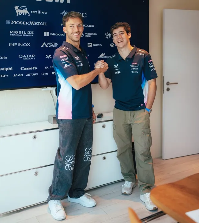 Pierre Gasly saluda a Franco Colapinto (@AlpineF1Team)