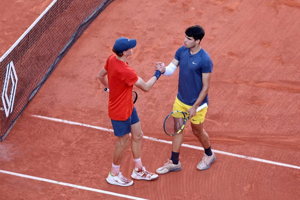 Carlos Alcaraz le ganó a Jannik Sinner en la semifinal de Roland Garros 2024 (Getty Images)