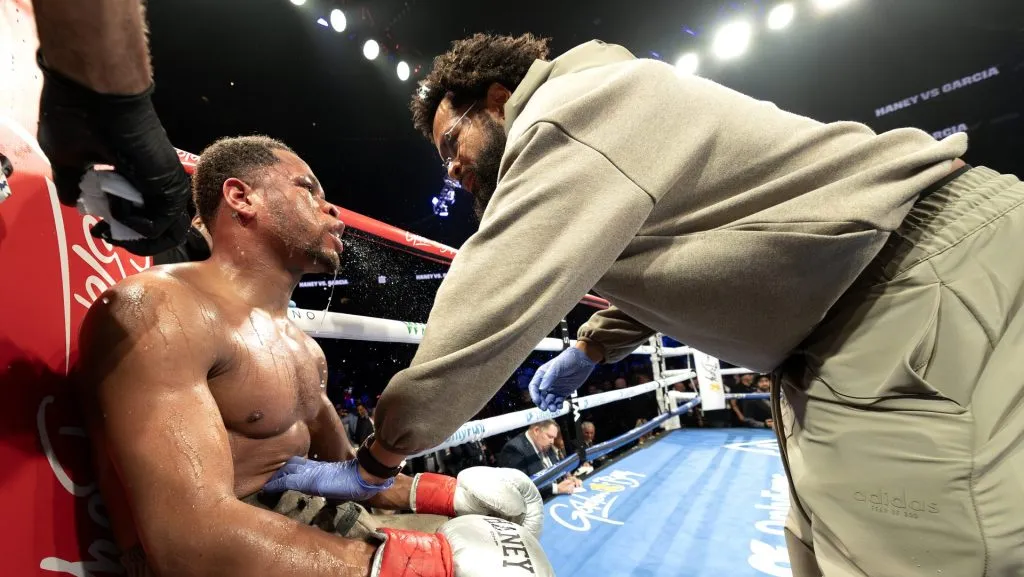 Devin Haney escucha con mucha atención a su padre Bill Haney en la pelea ante Ryan García. (GETTY IMAGES)