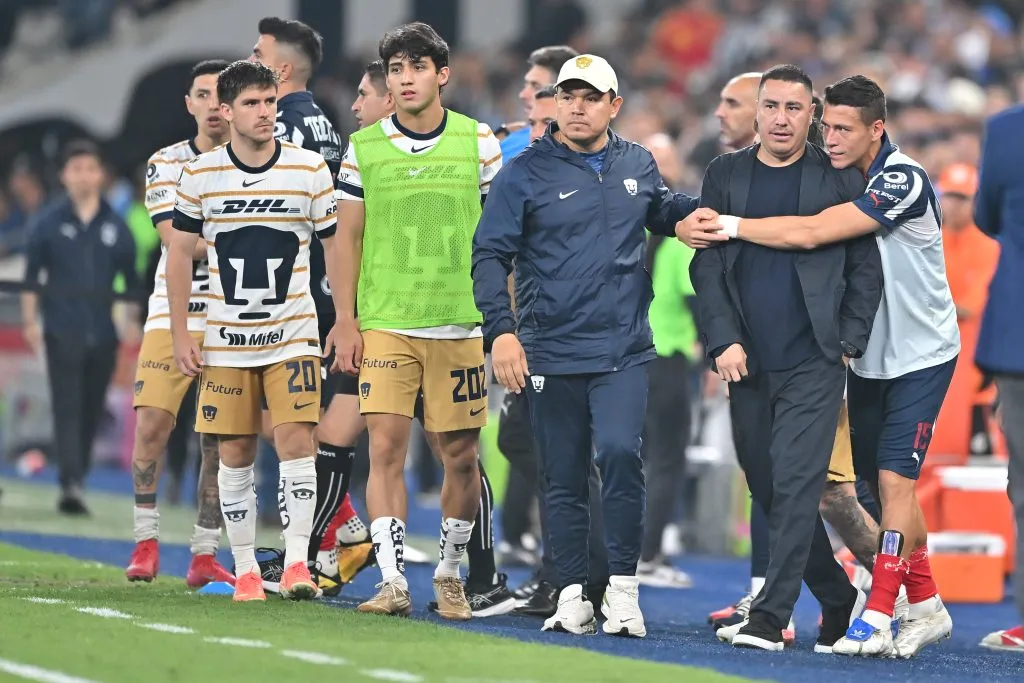 El cariñoso abrazo de Héctor Moreno a Efraín Juárez en el último Pumas-Rayados [Foto: Getty]