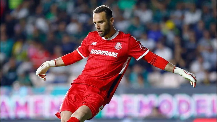 Pau López se recupera de una lesión en el dedo.